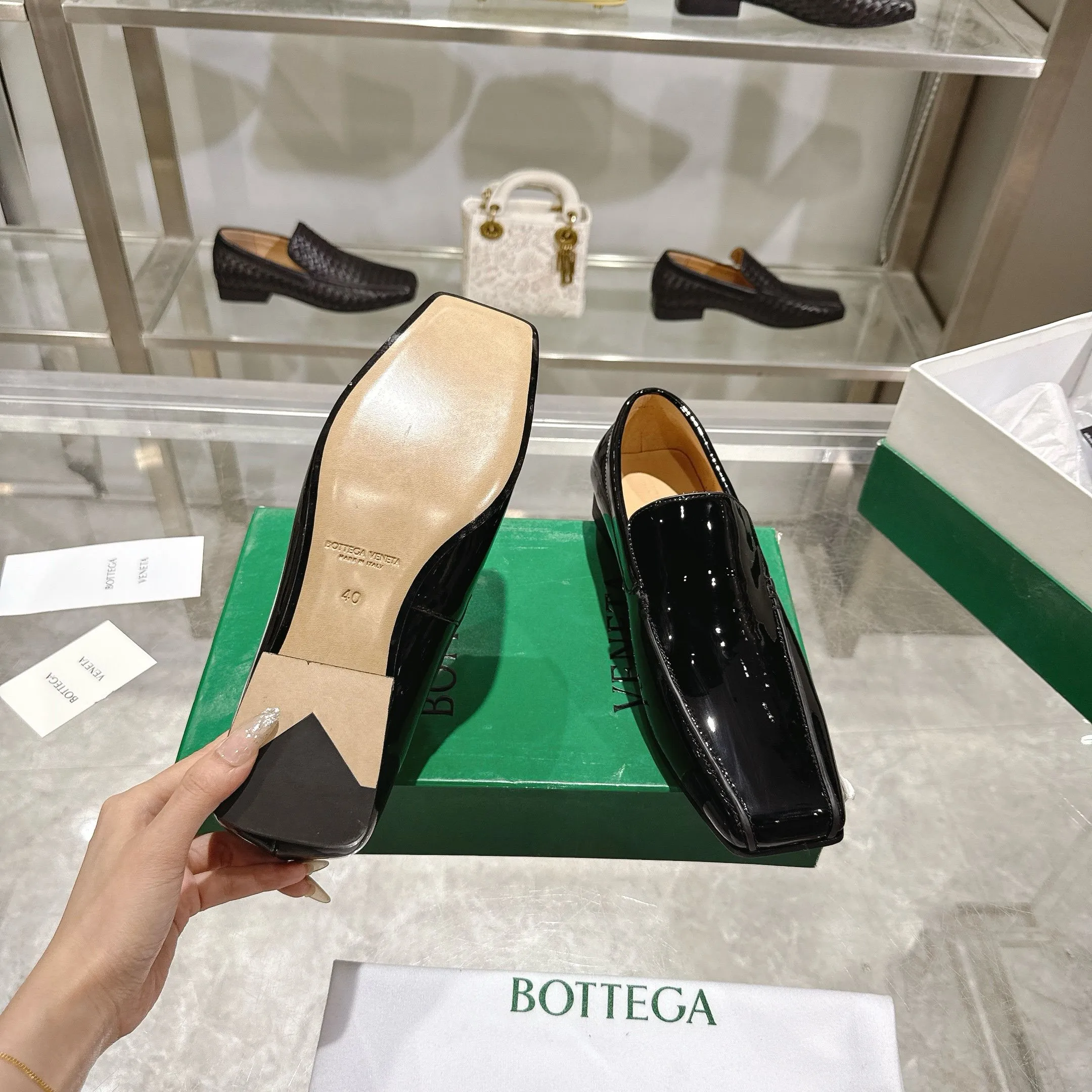 [BV] Top P: 860💰 Couple model, Size: Women 35-39, Men 39--44 (Female 40.41. Men 38. 45, non-refundable) Bottega Veneta 2025 Autumn Counter Synchronous Couple Model Bottega Veneta square-toe low-heeled shoes woven from mixed-breed sheep! Patent leather matching! Low-key luxury and solid color! Leather outsole! [Rose][Rose]! Purely hand-woven and operated, the original board is reproduced one-to-one! quality assurance!